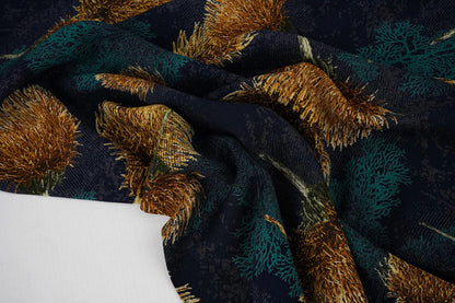 Image avec tissu 100 % viscose - pissenlits dorés sur fond bleu foncé 115 g/m² – disponible chez Šarlotes audumi