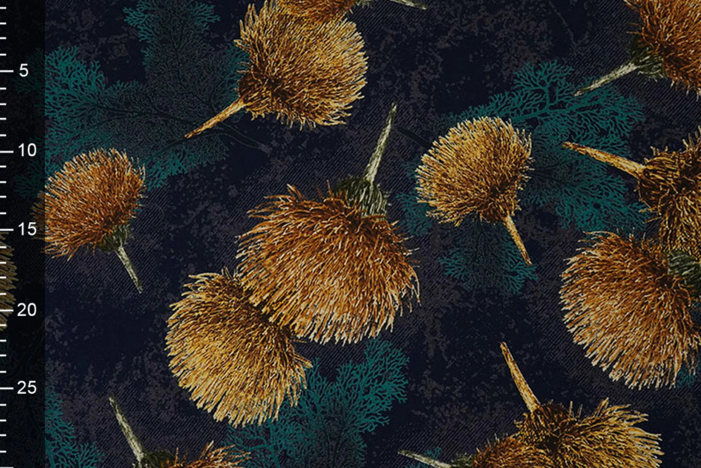 Image en tissu 100 % viscose - pissenlits dorés sur fond bleu foncé 115 g/m² – disponible chez Šarlotes audumi