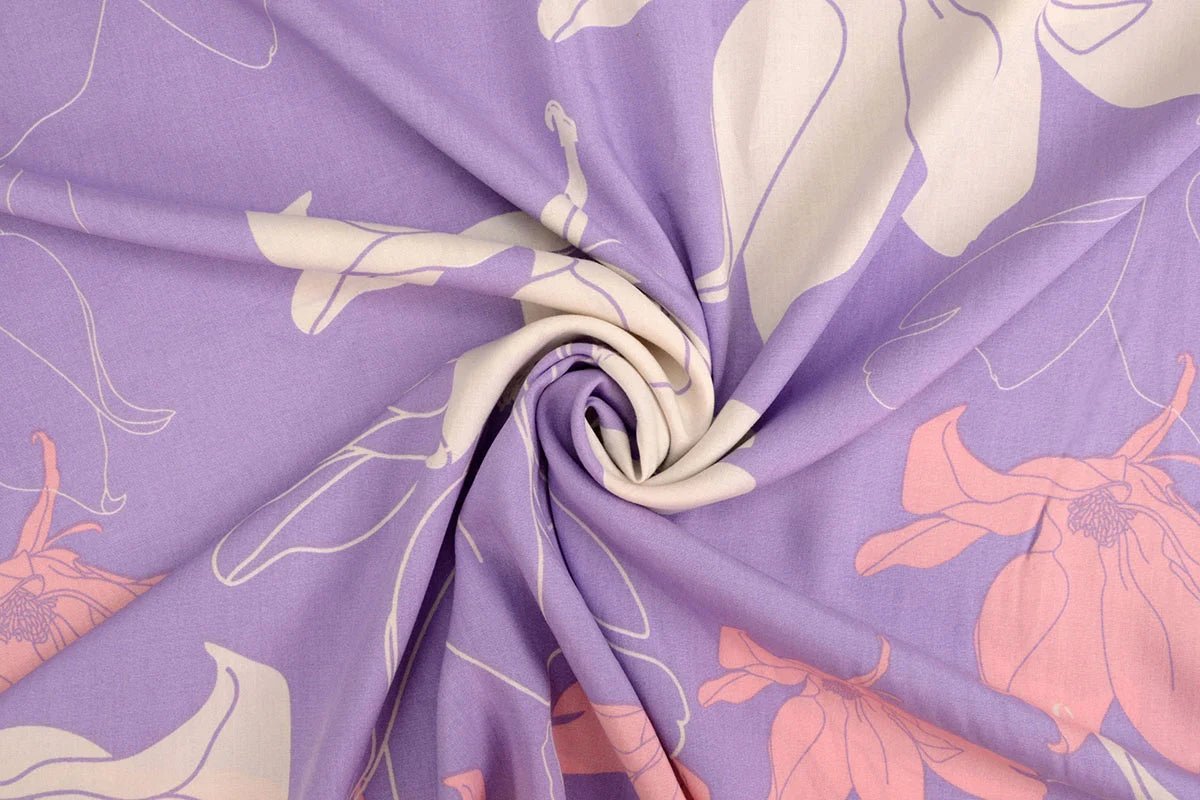 100 % tissu en viscose - fleurs sur fond lilas 105 g/m²