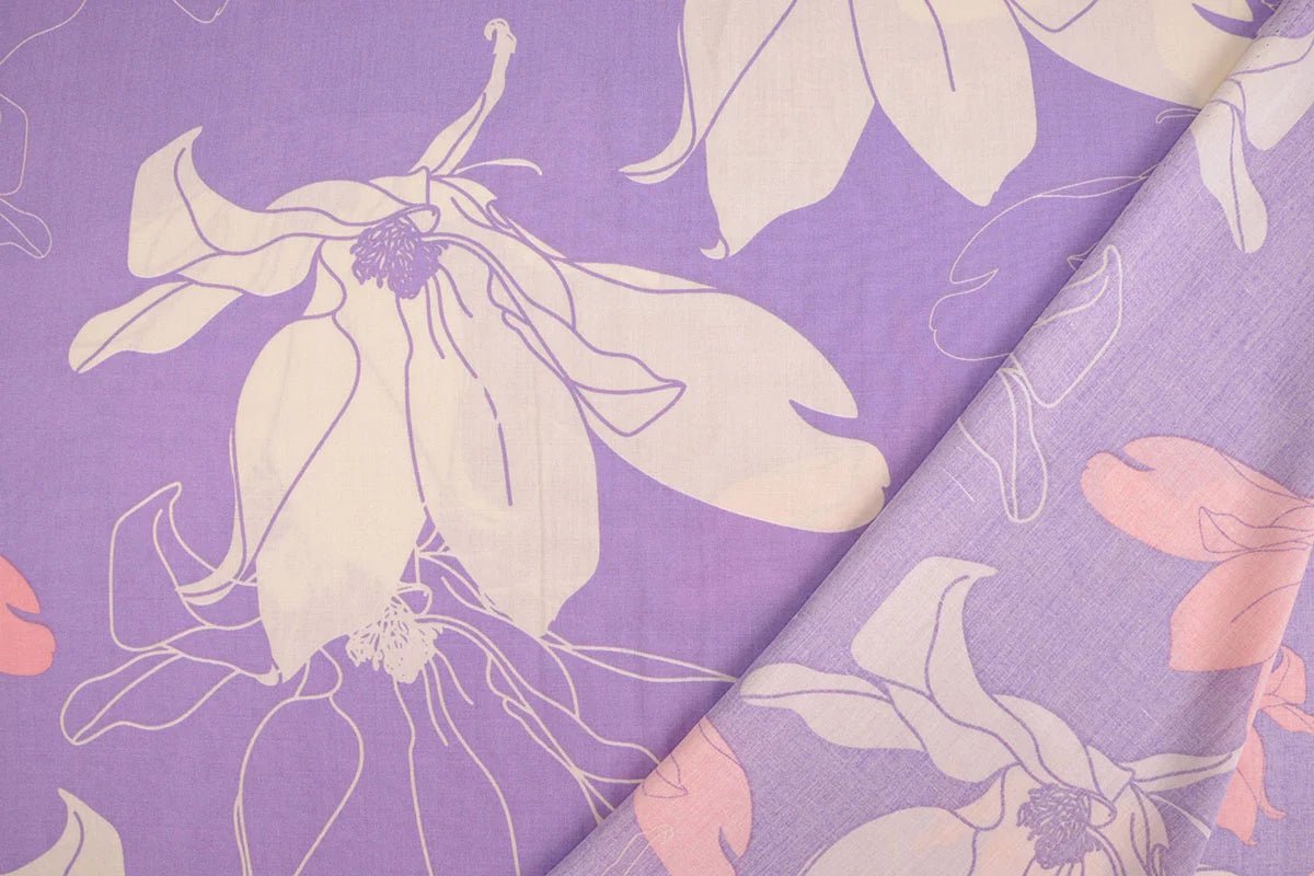 Tissu 100 % viscose - fleurs sur fond lilas 105 g/m²