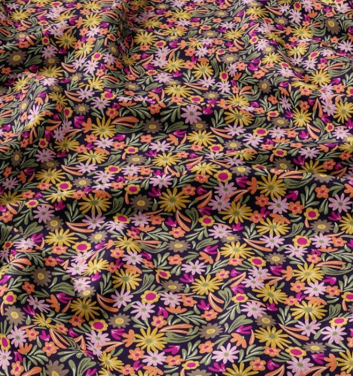 Image avec tissu 100 % viscose - petites fleurs 125 g/m² – disponible chez Šarlotes audumi