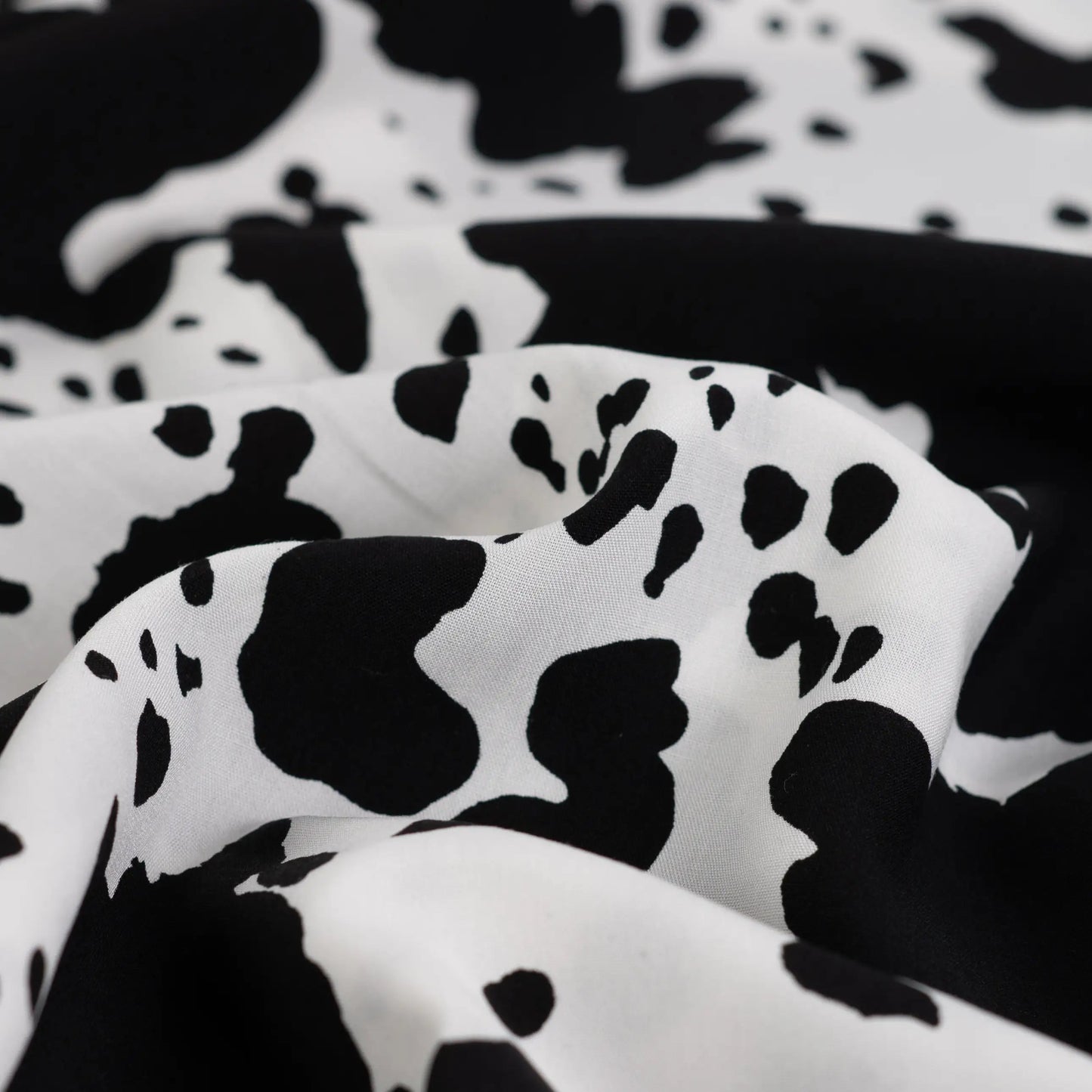 Image en satin 100 % viscose - motif dalmatien 105 g/m² – disponible chez Šarlotes audumi