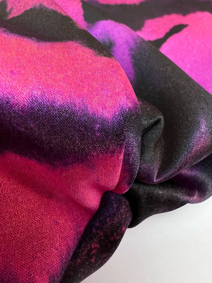 100% satin de soie - motif animal sur fond fuchsia 80 g/m²
