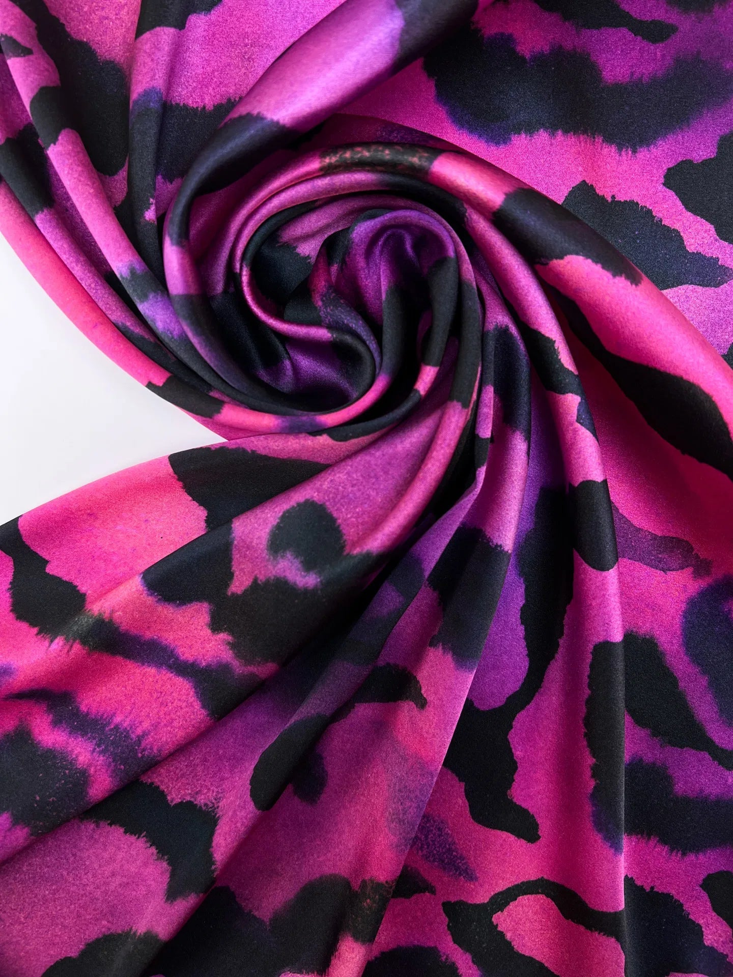 100% satin de soie - motif animal sur fond fuchsia 80 g/m²
