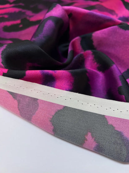 100 % satin de soie - motif animal sur fond fuchsia 80 g/m²