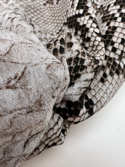 Viscose crepe fabric with snakeskin pattern in beige tones – Italy