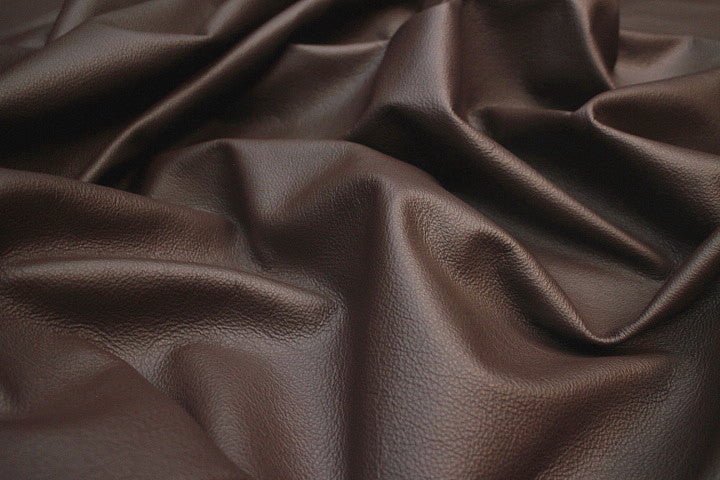 Kuva 2. Luonnollinen naudannahka käsitöihin – sileä, taipuisa, mattapintainen 0,8–1,0 mm – saatavilla verkossa Šarlotes audumi
