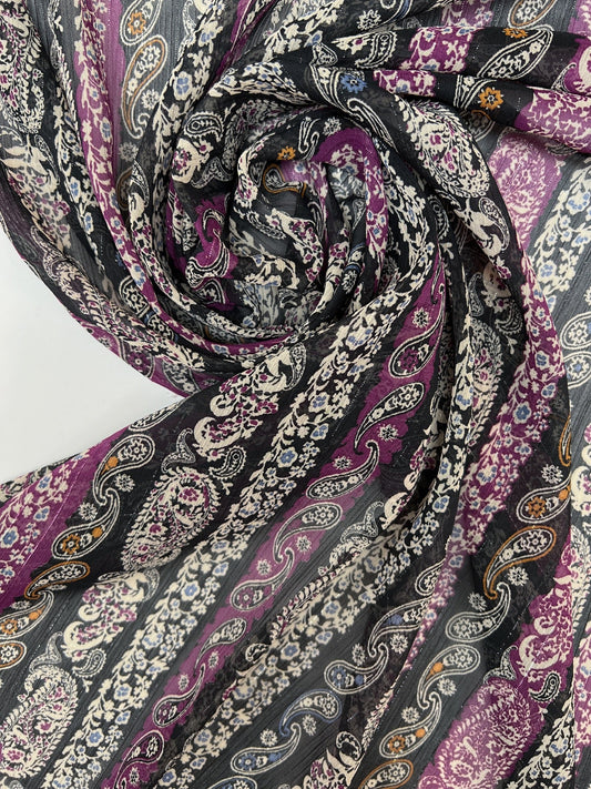 Italialaista sifonkikangasta musta-violetilla paisley-kuviolla ja lurex-langalla 70 g/m²