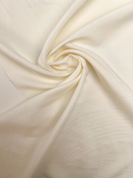 Italialaista 100 % silkkikangasta kermanvalkoisen sävyssä – 100 g/m²