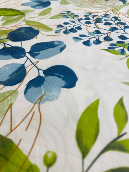 100% Cotton Fabric - White Roses 125 g/m²
