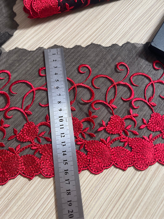 Izšūta mežģīne 15 cm-melns ar sarkaniem akcentiem