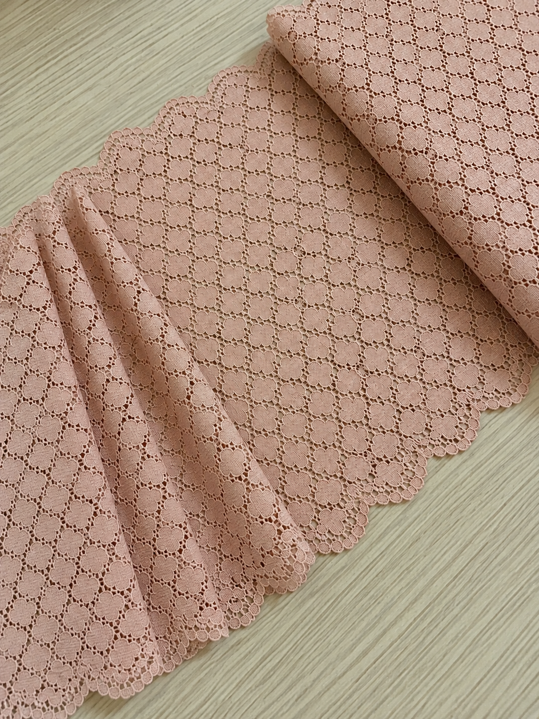 Mežģīne 22 cm-bēši rozā