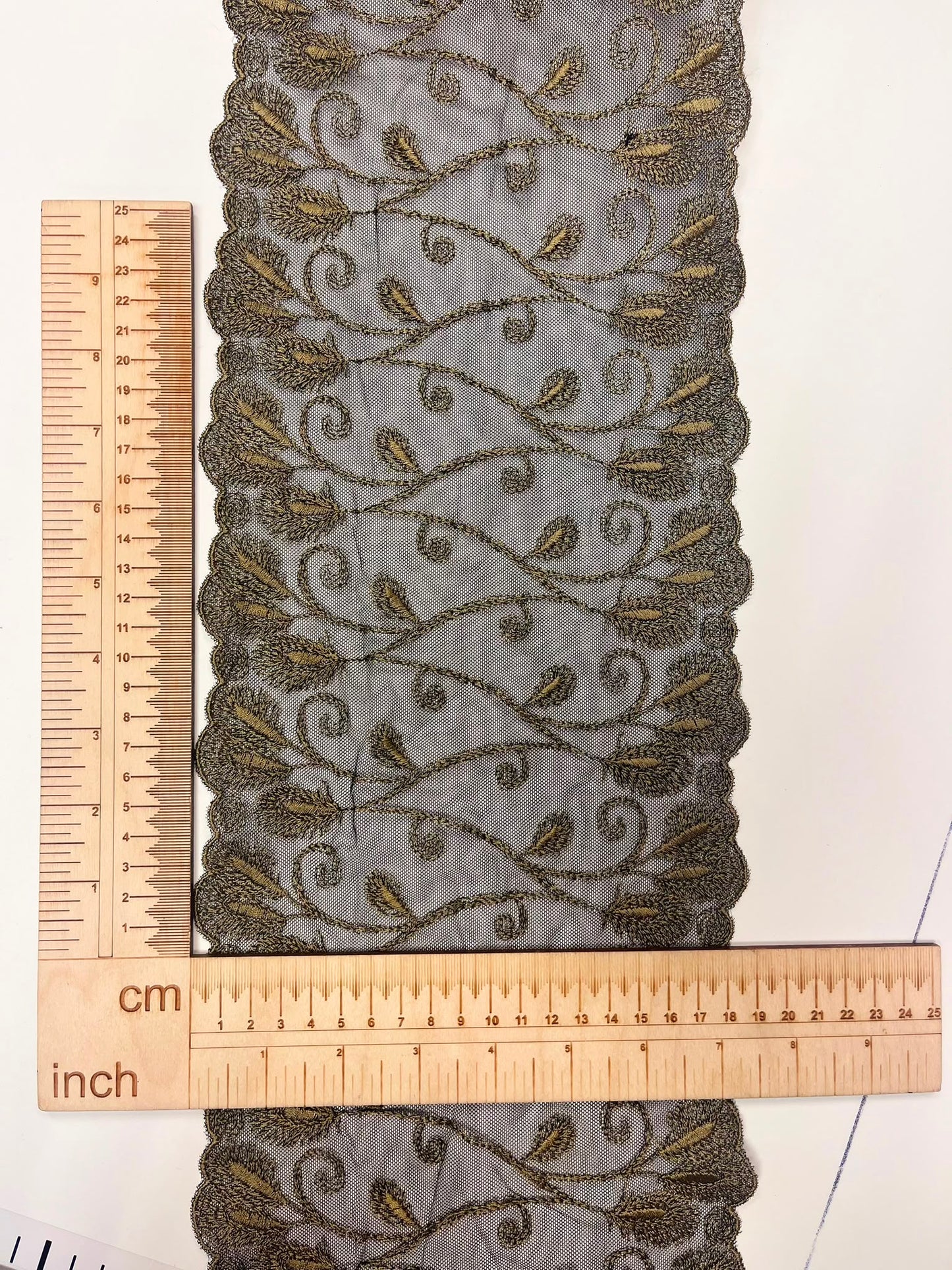Izšūta mežģīne uz tilla 19 cm-melna ar zeltainiem akcentiem