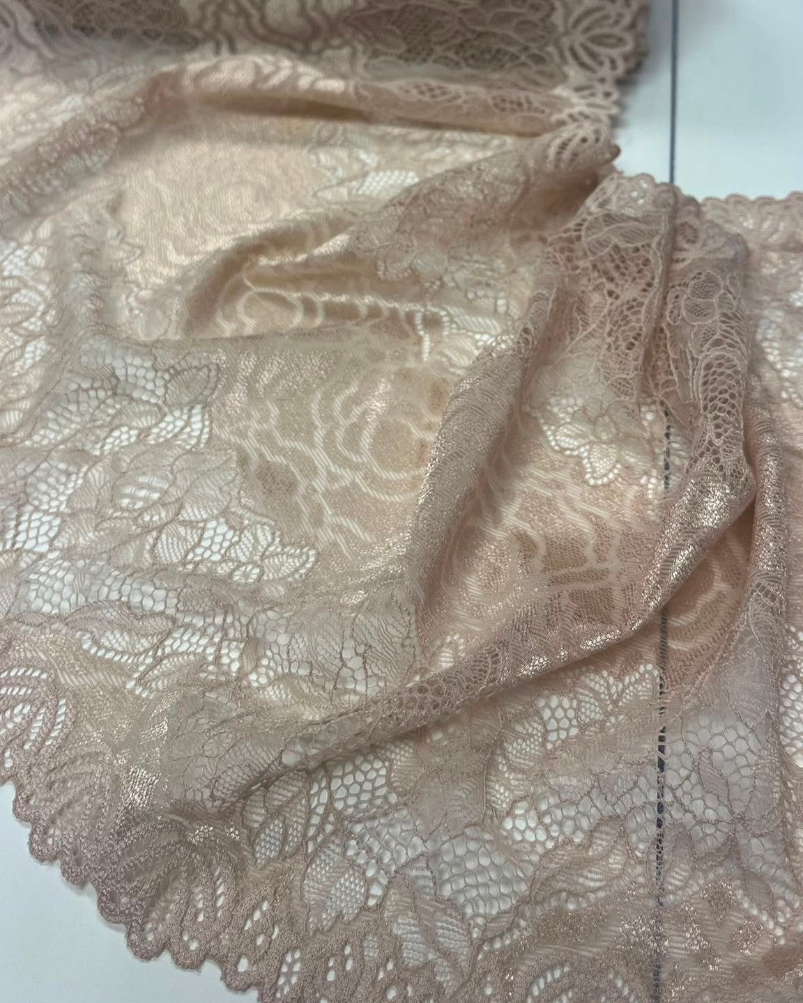 Elastīga mežģīne 24 cm-miesas tonis