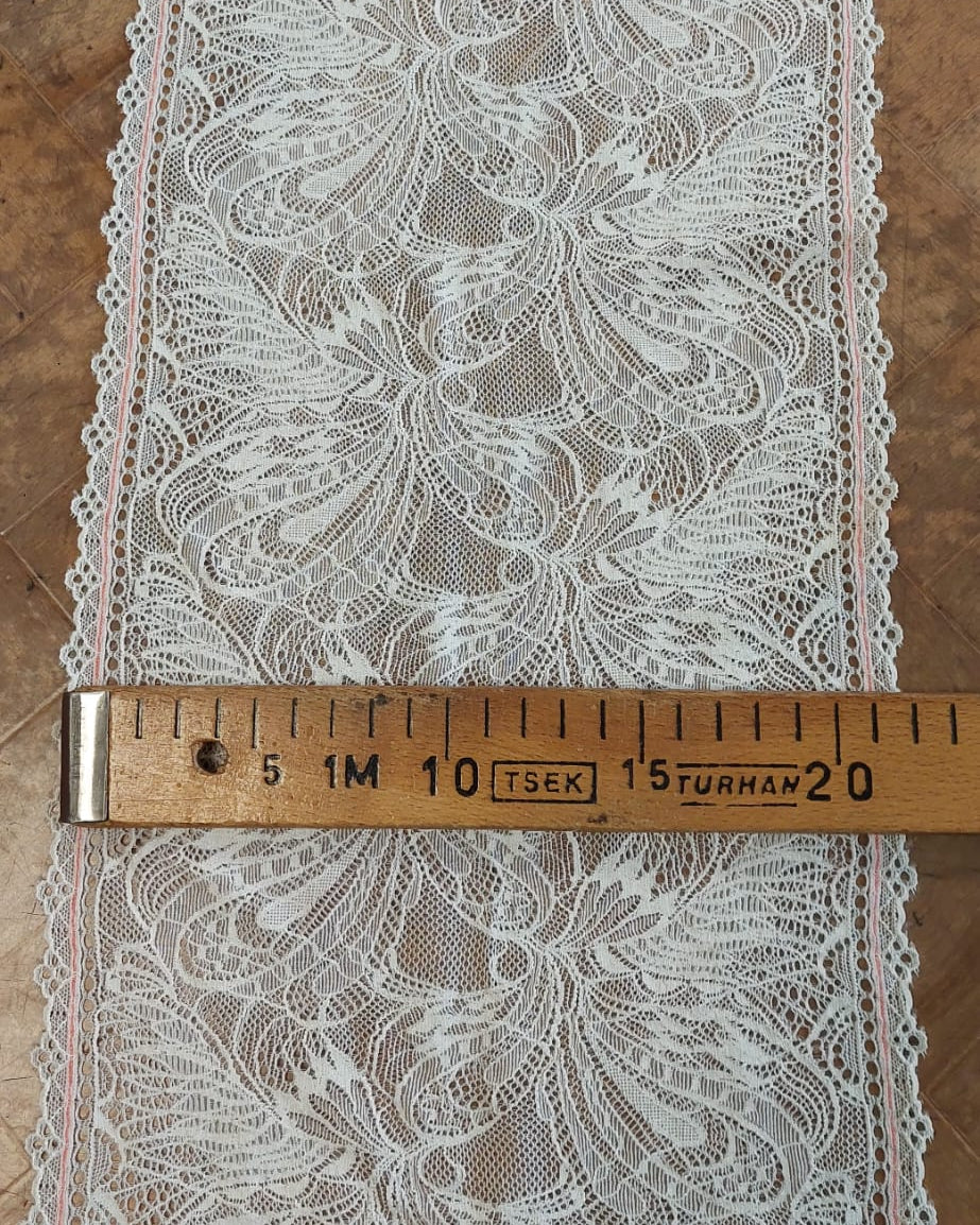 Elastic lace 21 cm - white with pink trim