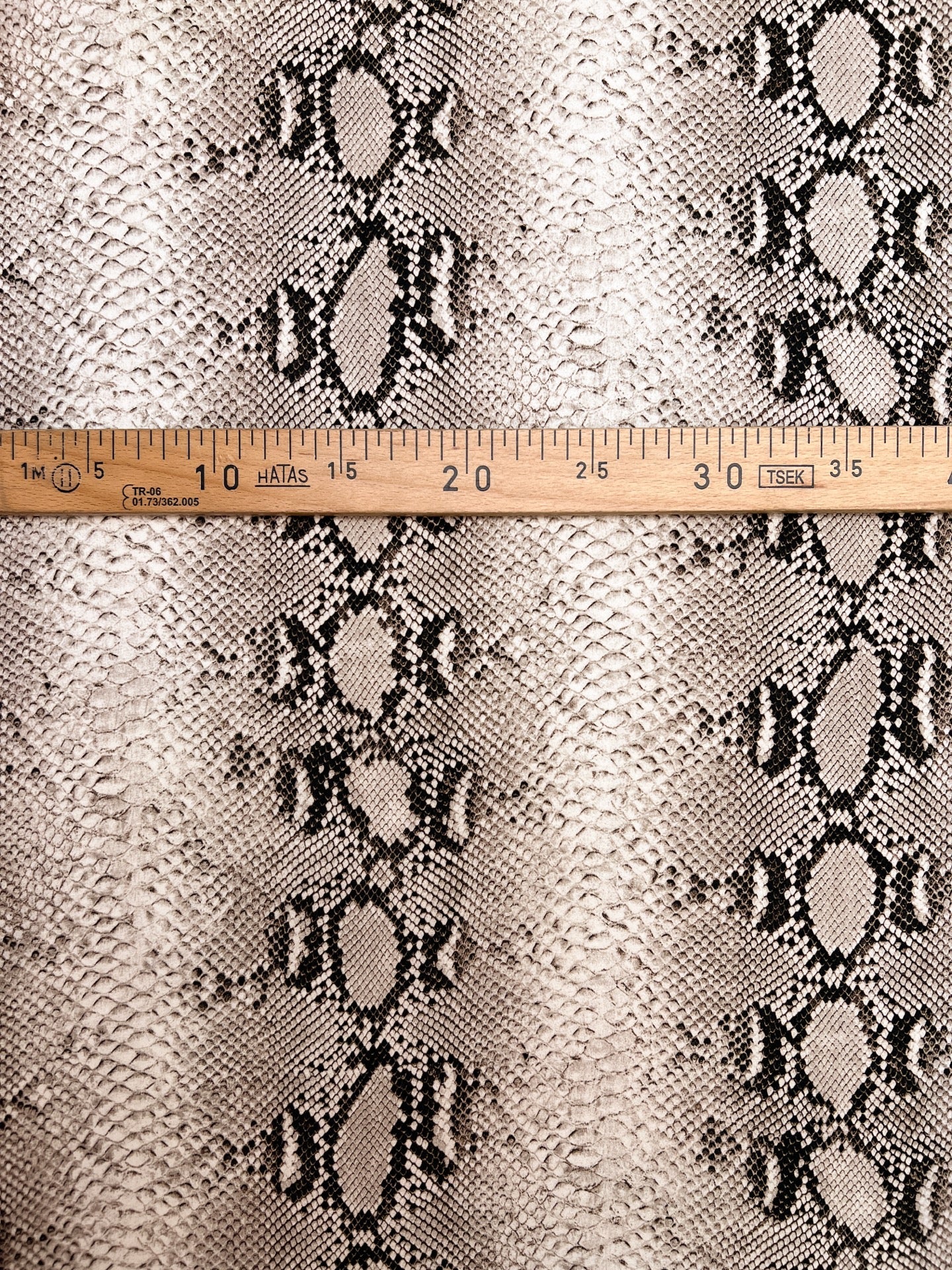 Viscose crepe fabric with snakeskin pattern in beige tones – Italy