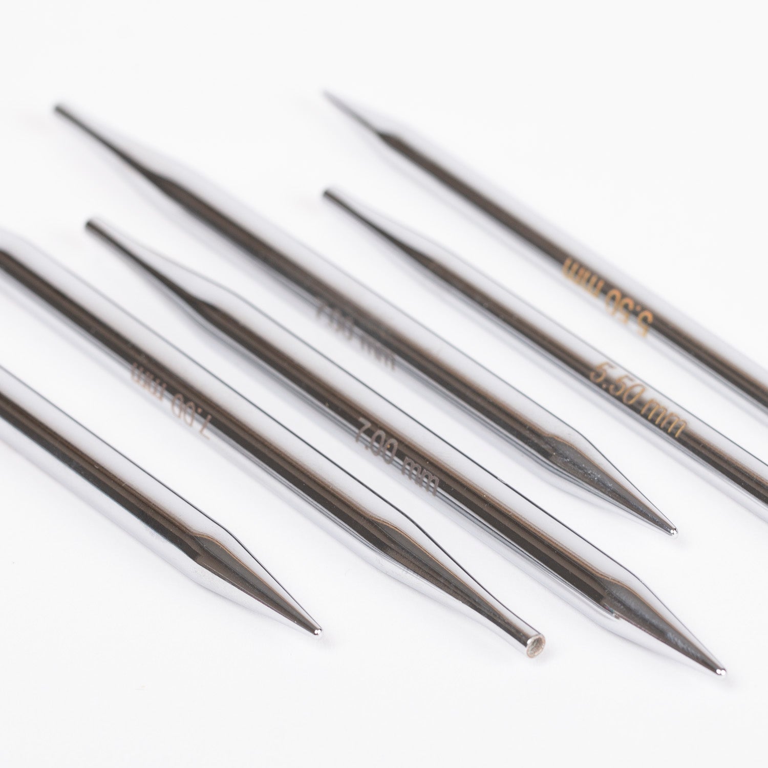Image avec l’aiguille circulaire DROPS Pro Classic en laiton, pointes interchangeables 12 cm | 3.0 mm - 10.0 mm – disponible chez Šarlotes audumi