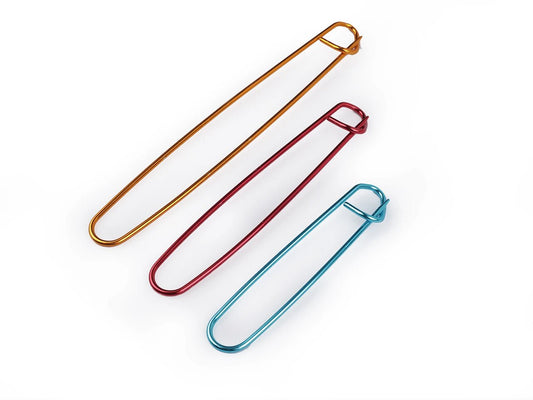 Image avec porte-mailles de tricot – lot de 3 | Aiguilles auxiliaires en aluminium – disponible chez Šarlotes audumi