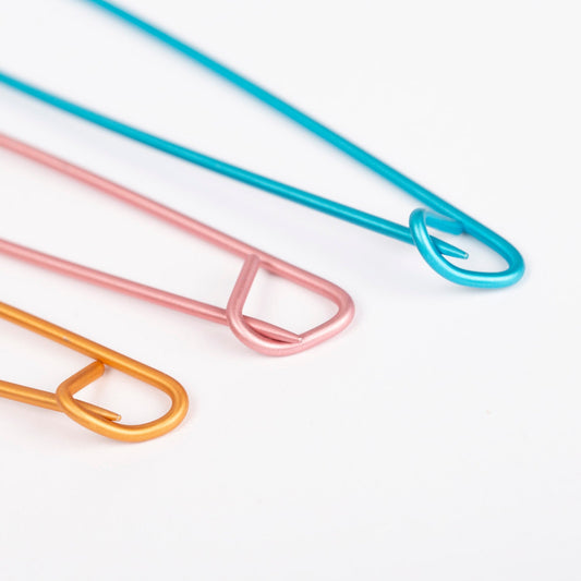 Image avec des porte-mailles Drops – lot de 3 | Aiguilles auxiliaires en aluminium – disponible chez Šarlotes audumi
