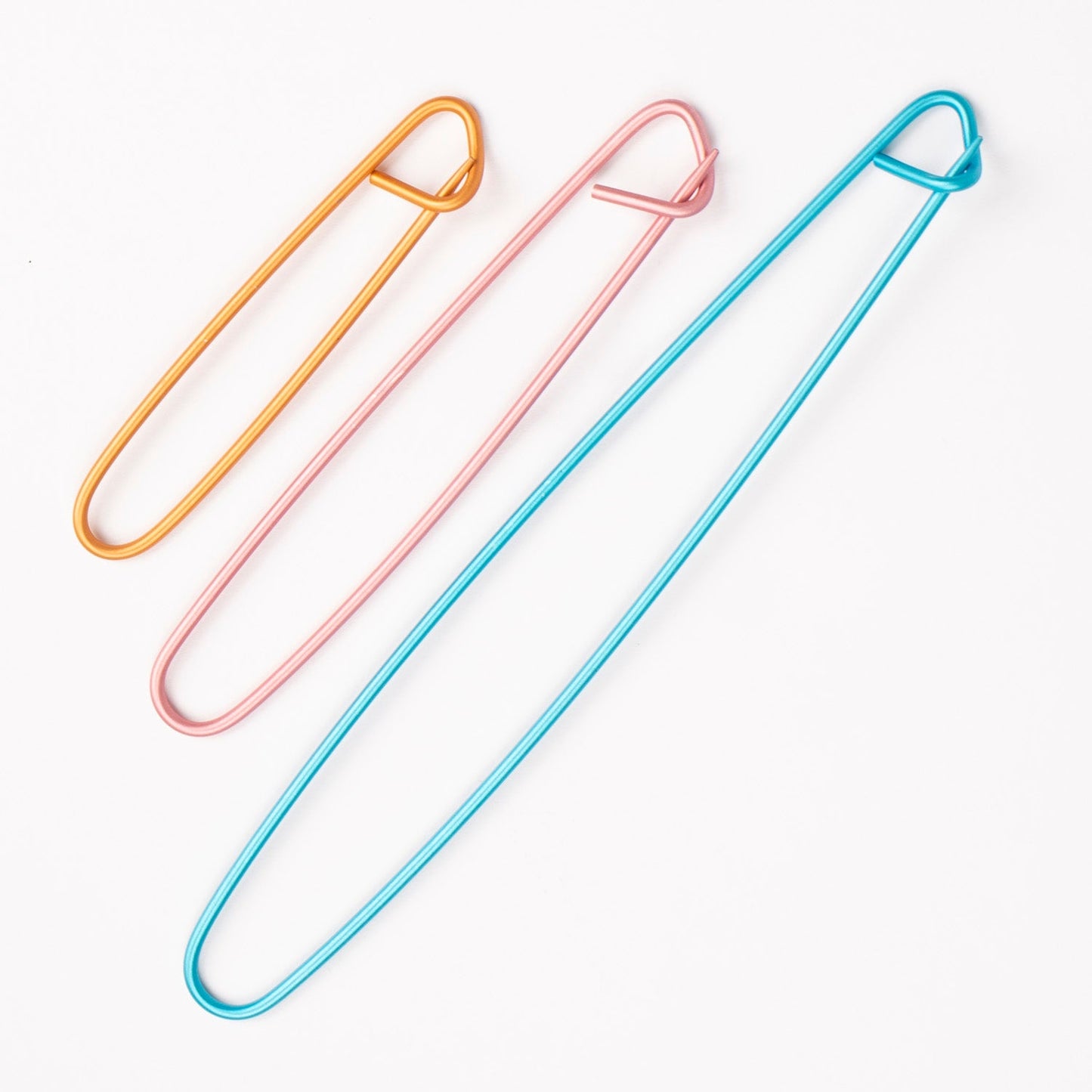 Image avec porte-mailles Drops – lot de 3 | Aiguilles auxiliaires en aluminium – disponible chez Šarlotes audumi