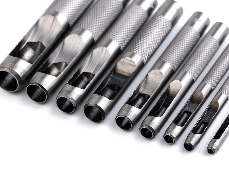 Image du lot de poinçons ronds pour tissu et cuir (8 pièces) – disponible chez Charlotte Tissus
