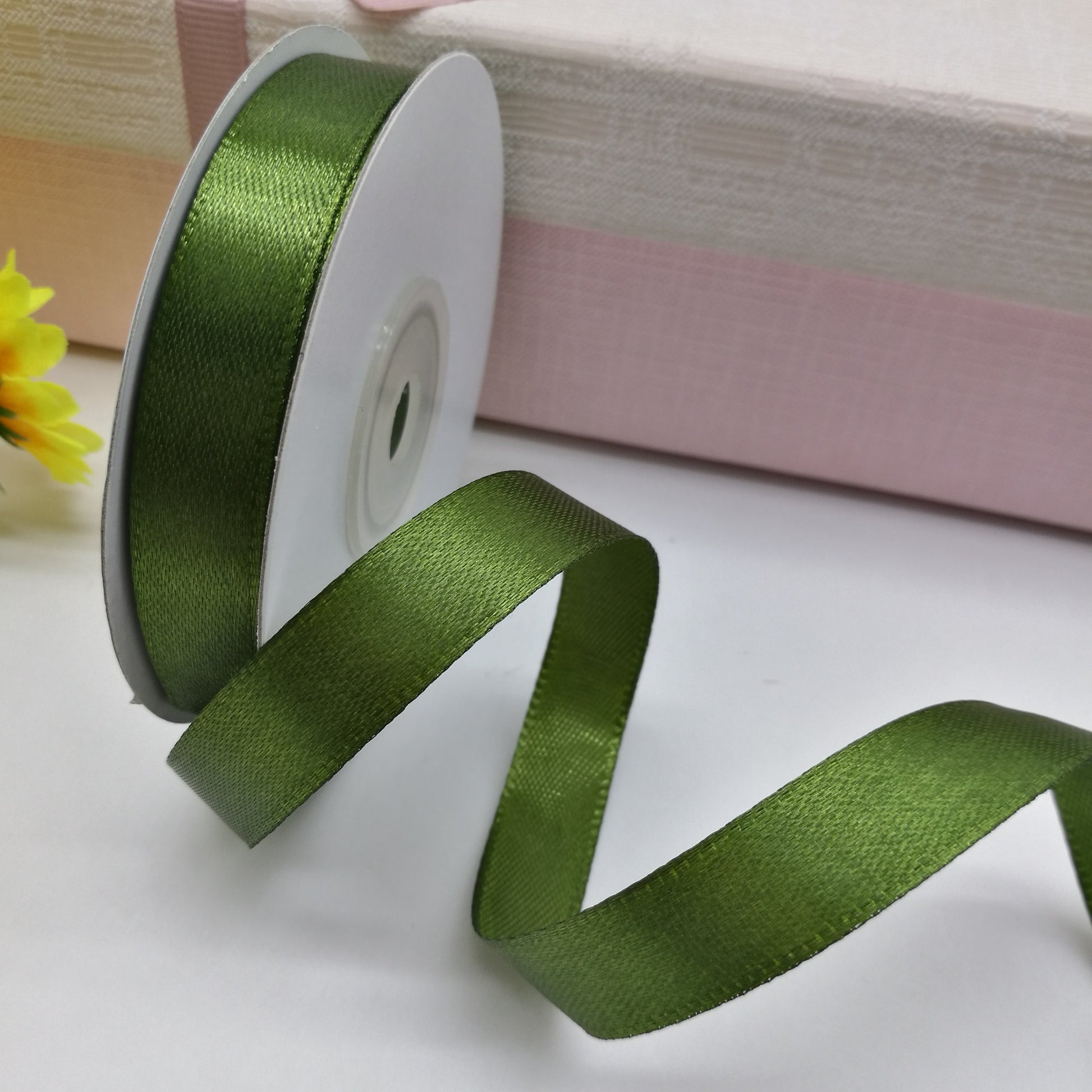Ruban en satin vert mousse 38 mm (25 m)