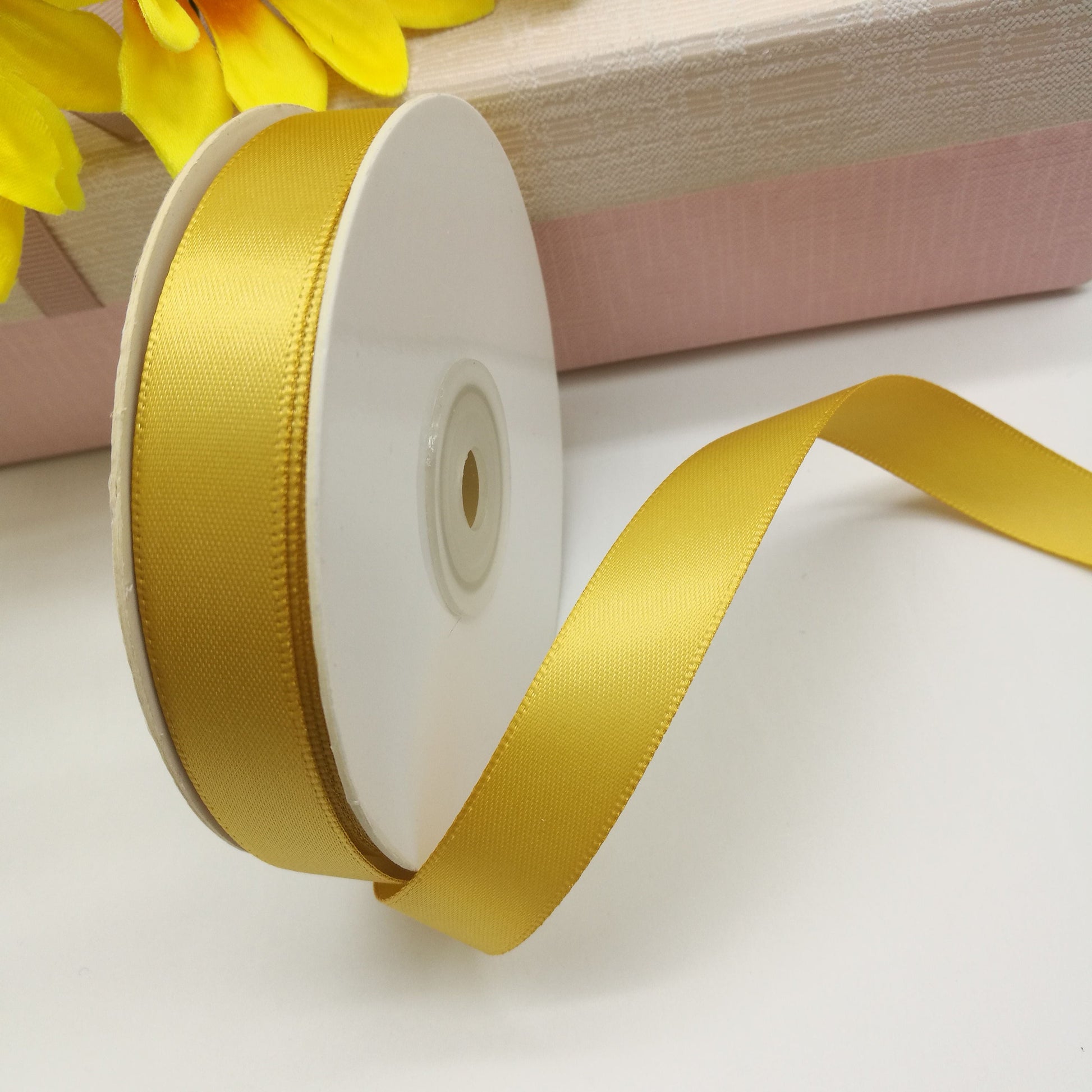 Ruban satiné doré 12 mm (lot de 25 m)