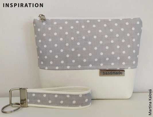 Image avec attache porte-clés avec anneau 32 mm – disponible chez Šarlotes audumi