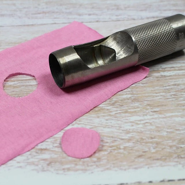 Image du perforateur pour tissu et cuir Ø14; 17; 18; 19; 20; 22 mm – disponible chez Šarlotes audumi