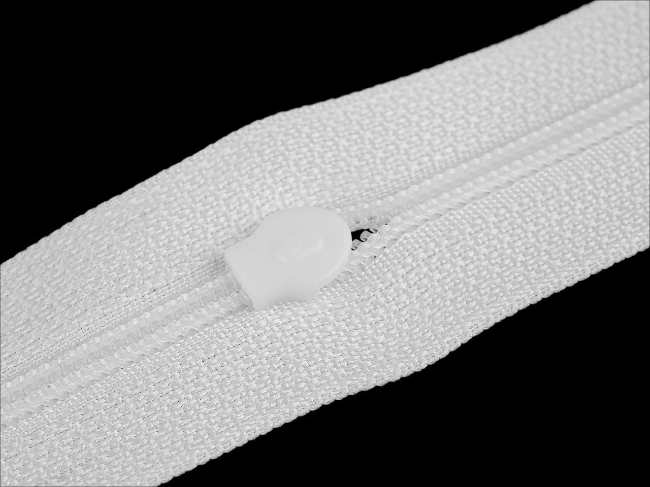 Image avec fermeture éclair de literie blanche - blanc – disponible chez Šarlotes audumi