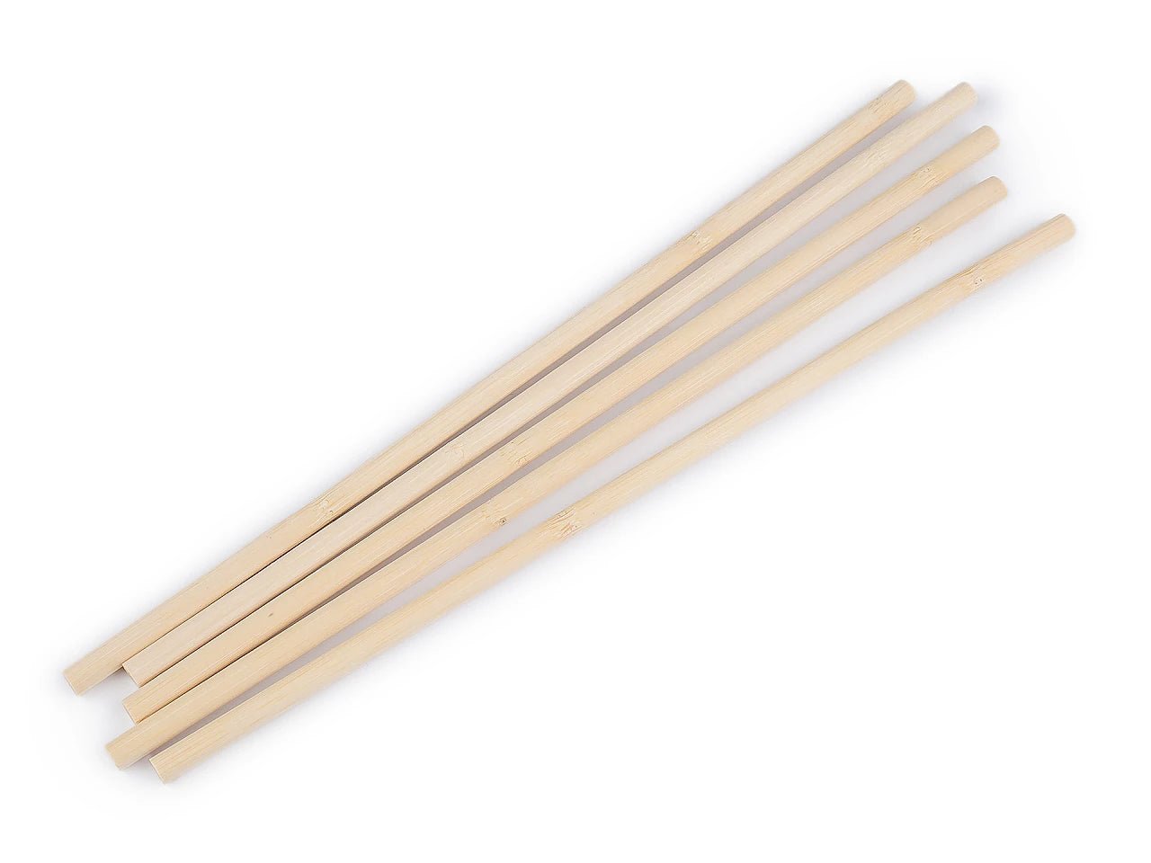 Image avec bâtons en bambou pour macramé (20–30 cm) – disponible chez Šarlotes audumi