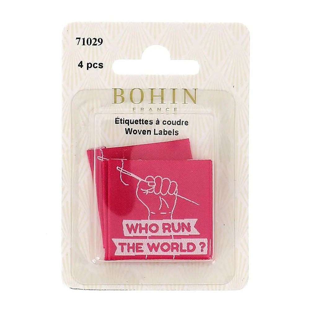Kuva Bohin-ompelumerkeistä vaatteisiin “Who Run The Word” – 35 × 35 mm, 4 kpl – saatavilla verkosta Šarlotes audumi