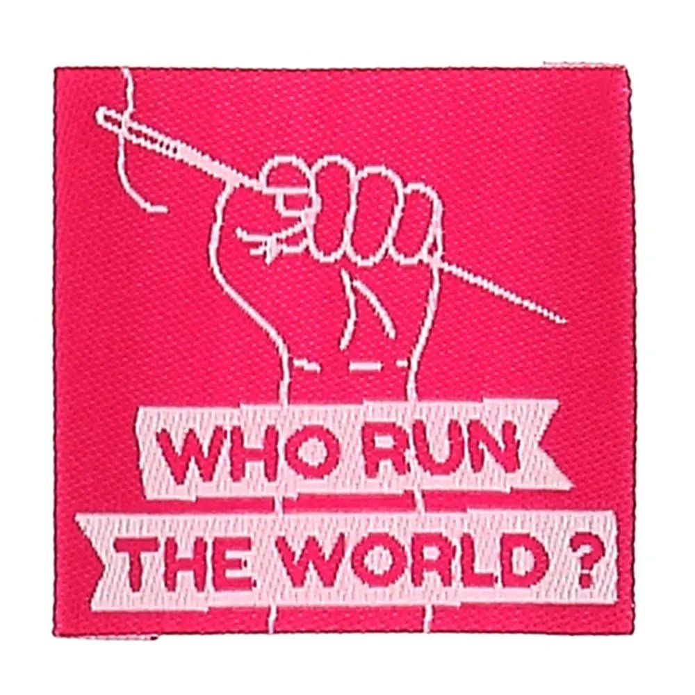 Kuva Bohin-ompelumerkeistä vaatteisiin “Who Run The Word” – 35 × 35 mm, 4 kpl – saatavilla verkosta Šarlotes audumi