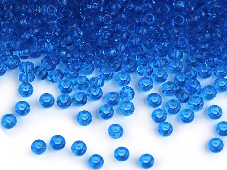 Image avec des perles de verre tchèques Preciosa 4.5 mm 20 g | teintes variées – disponible chez Šarlotes audumi