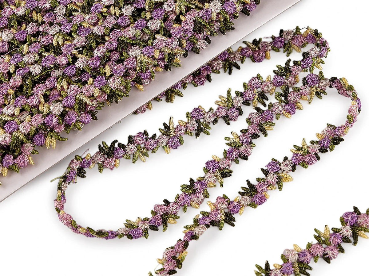 Kuva koristeellisesta 3D-kukkanauhasta – vaaleanvioletti, 15 mm – saatavilla verkossa Šarlotes audumi