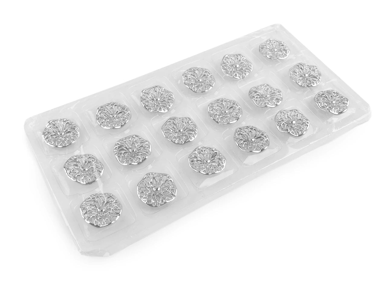 alt
Decorative metal button with an openwork floral pattern – 38 mm, silver or gold – available online at Šarlotes audumi