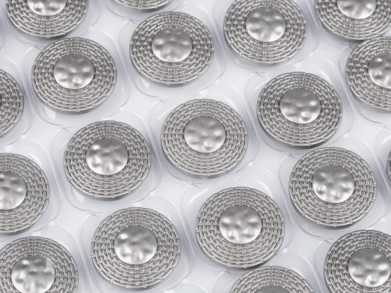Decorative metal button with embossed pattern – 19 mm and 24 mm, gold or silver – available online at Šarlotes audumi