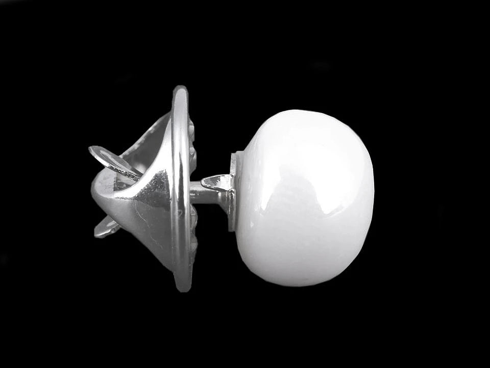 Image avec broche/bouton décoratif en perles | Ø10 mm – disponible chez Šarlotes audumi