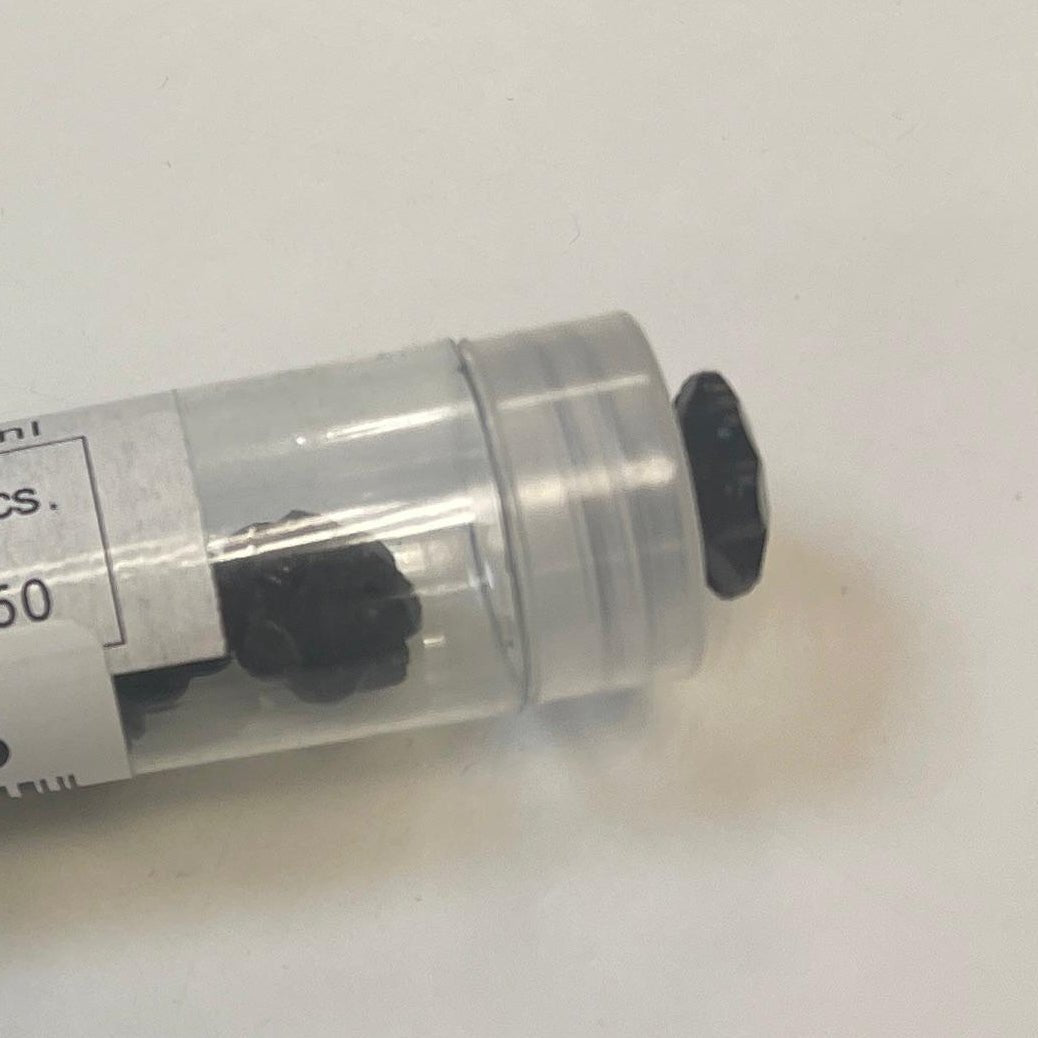 Kuva: koristepainike 19 mm, musta kukka – saatavilla verkossa Šarlotes audumi