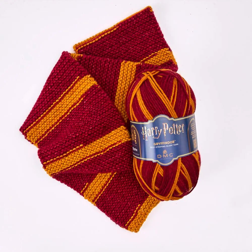 Kuva: DMC Harry Potter Magic -lanka 300 g / 410 m – itsestään raidoittuva lanka Tylypahkan tupien väreissä – saatavilla verkossa Charlotten kankaista