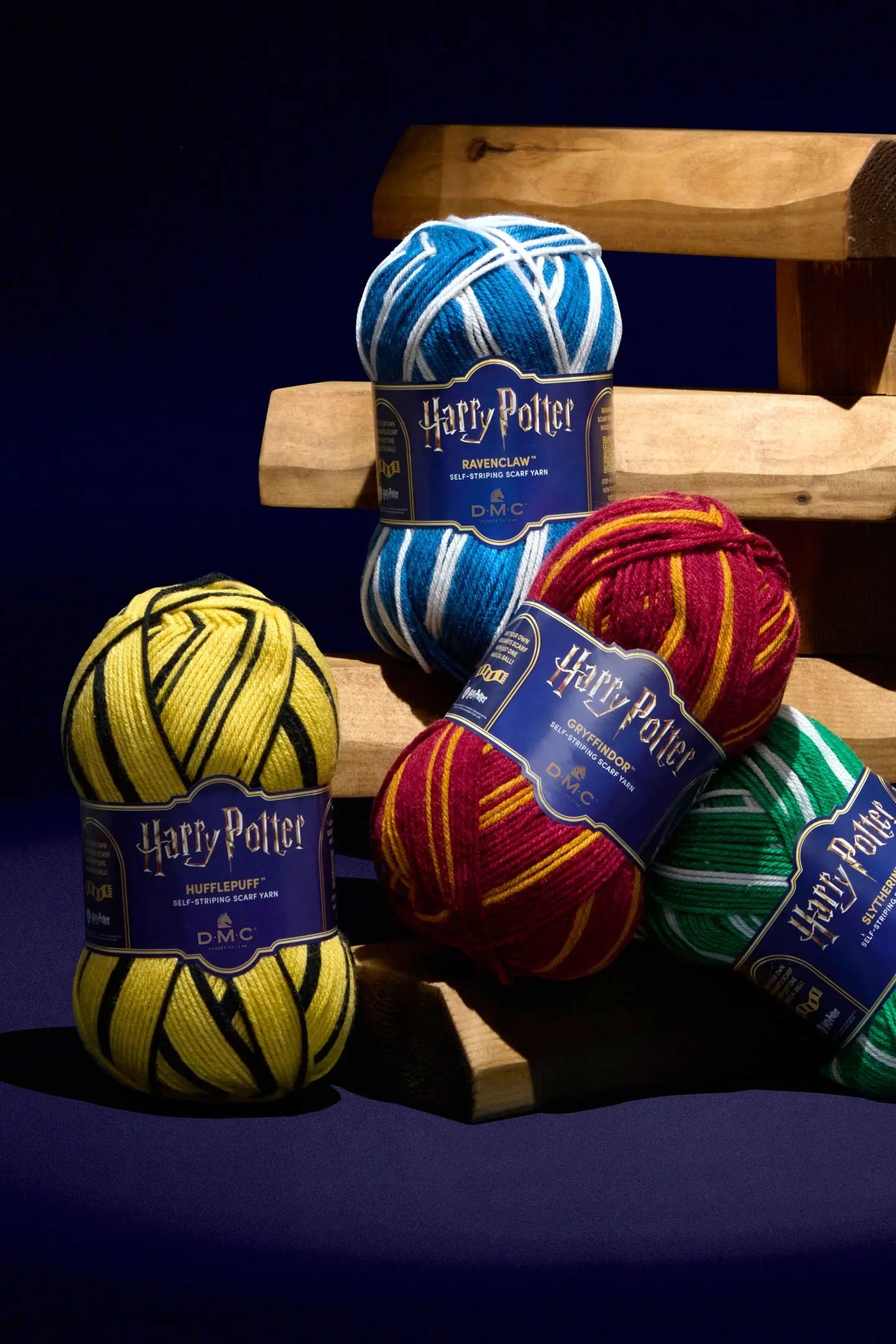 Kuva: DMC Harry Potter Magic -lanka 300 g / 410 m – itsestään raidoittuva lanka Tylypahkan tupien väreissä – saatavilla verkossa Charlotten kankaista