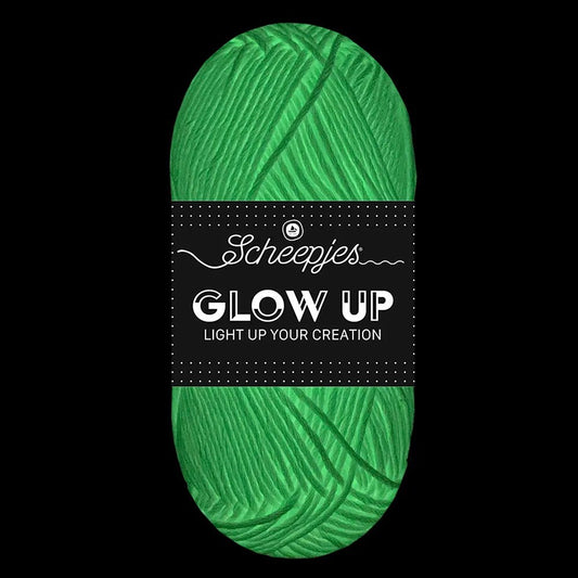Kuva Scheepjes Glow Up -pimeässä hohtavasta langasta, 50 g / 105 m – saatavilla verkossa Šarlotes audumi