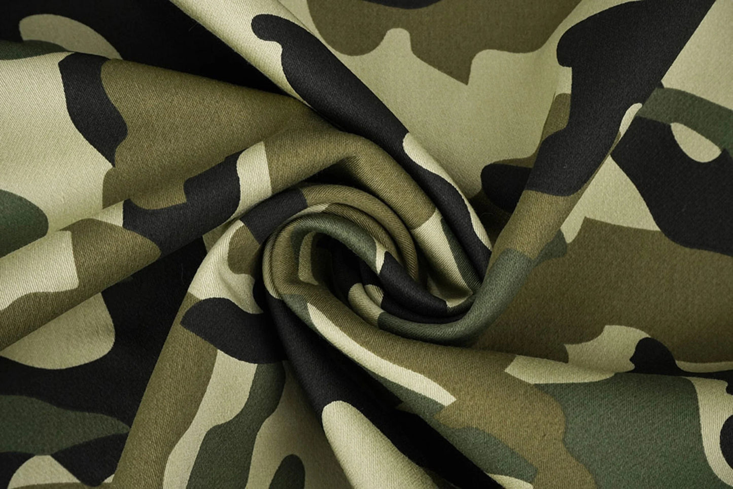 Image de tissu en jean à motif camouflage – Army Green 275 g/m² – disponible chez Šarlotes audumi