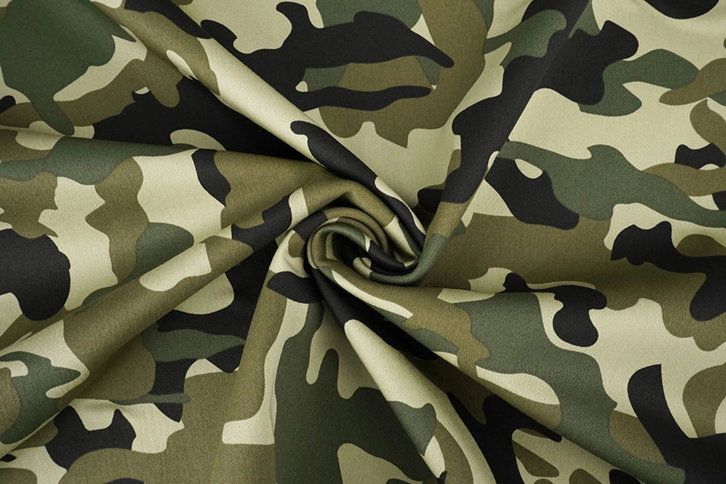 Image de tissu denim à motif camouflage – Army Green 275 g/m² – disponible chez Šarlotes audumi