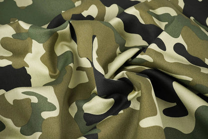 Image de tissu en jean à motif camouflage – Army Green 275 g/m² – disponible chez Šarlotes audumi