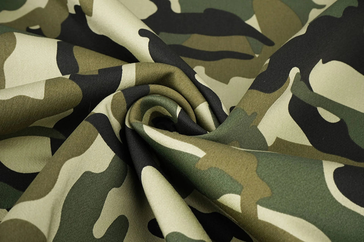 Image du tissu denim à motif camouflage – Army Green 275 g/m² – disponible chez Šarlotes audumi