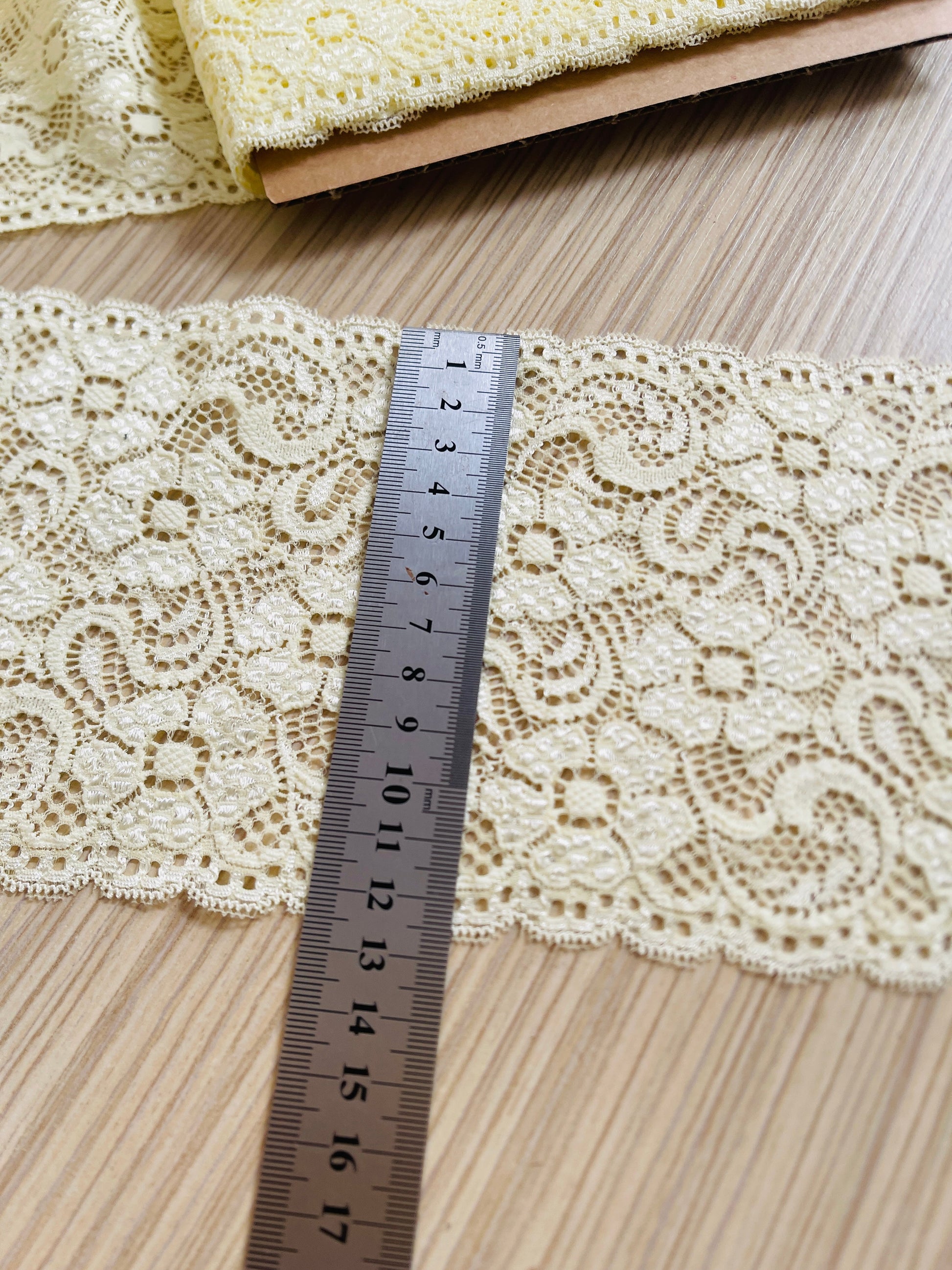 Image de dentelle élastique 13 cm - jaune – disponible chez Šarlotes audumi