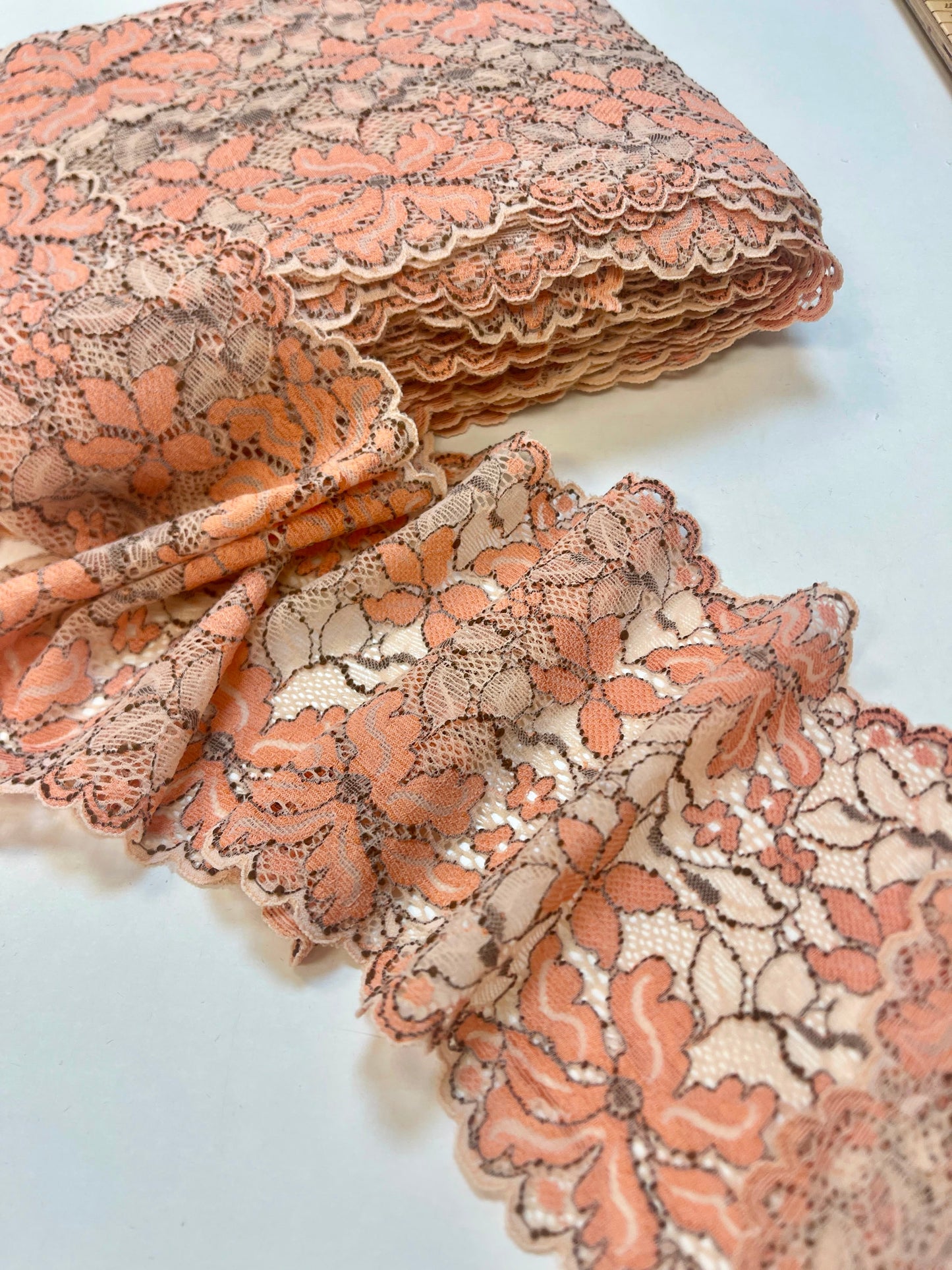 Kuva joustavasta pitsistä, 14 cm, oranssit kukat ja beige pohja – saatavilla verkossa Šarlotes audumi