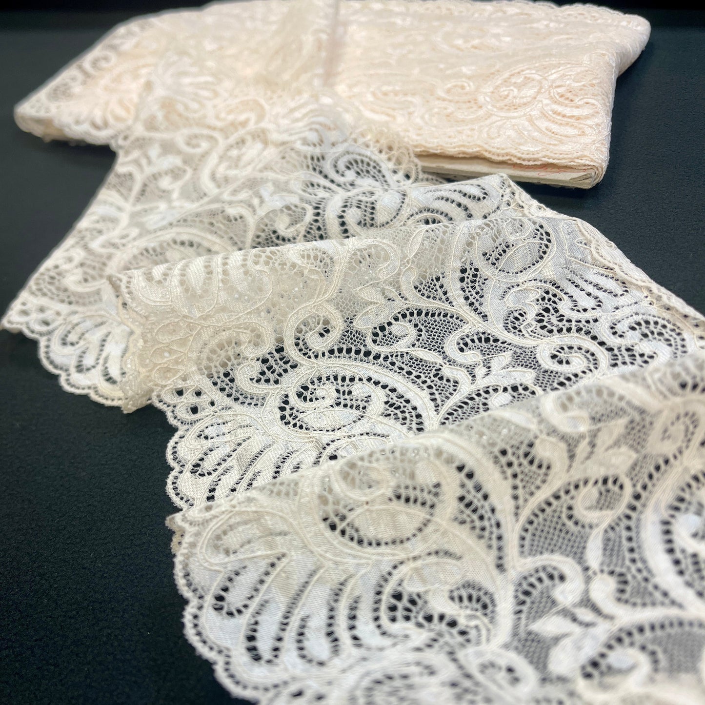 Image of elastic lace 16 cm - soft butter shade – available at Charlotte's Fabrics