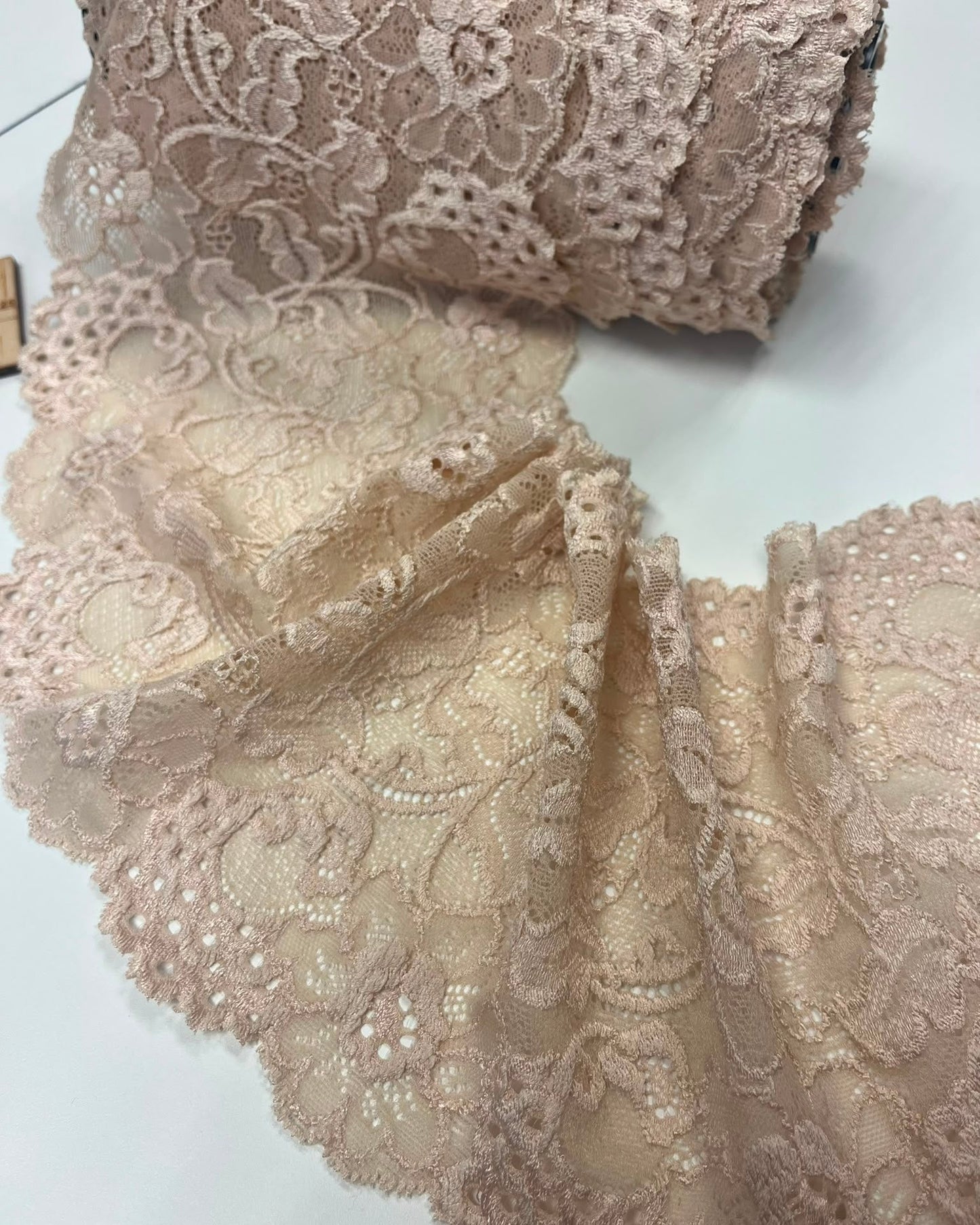 Kuva: Joustava pitsi 16 cm, lämmin beige – saatavana verkossa Šarlotes audumi